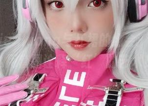 Messie Huang与红裙的约会：看她怎么用套图诠释‘红’的艺术！